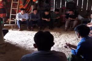 Một buổi họp dân của cán bộ địa phương.