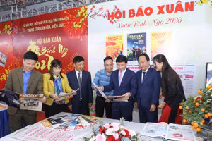 Ông Mùa A Vảng (thứ 3 bên phải) - Ủy viên dự khuyết BCH TW, Phó Bí thư Tỉnh ủy, Chủ tịch UBMTTQ tỉnh Điện Biên cùng lãnh đạo HĐND-UBND tỉnh Điện Biên tham quan gian trưng bày của Báo Giáo dục và Thời đại.