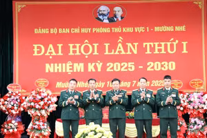 Cán bộ, chiến sĩ Ban CHPTKV 1 - Mường Nhé không chỉ làm tốt nhiệm vụ huấn luyện, sẵn sàng chiến đấu mà còn tích cực đồng hành cùng ngành giáo dục trong công tác chăm lo cho học sinh nghèo vượt khó.