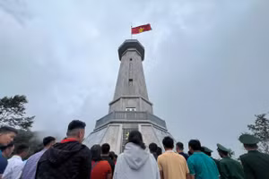 Cán bộ, chiến sĩ biên phòng cùng cấp ủy, chính quyền địa phương thực hiện nghi thức chào cờ.