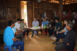 Lãnh đạo Đảng ủy, UBND xã Búng Lao tuyên truyền trong nhân dân.