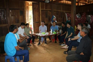Lãnh đạo Đảng ủy, UBND xã Búng Lao tuyên truyền trong nhân dân.