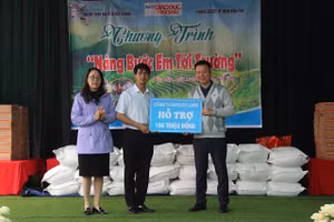 Nhà báo Triệu Ngọc Lâm - Tổng Biên tập Báo Giáo dục & Thời đại (ngoài cùng bên phải) trao 100 triệu đồng mua xe đạp tặng học sinh nghèo tại Điện Biên.