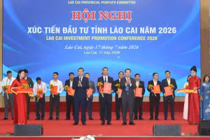 Ông Nguyễn Tuấn Anh, Chủ tịch UBND tỉnh Lào Cai trao chứng nhận đầu tư cho đại diện các doanh nghiệp.