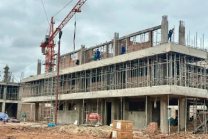 Nhà thầu đang tổ chức "ba ca bốn kíp" để đẩy nhanh tiến độ thi công dự án.