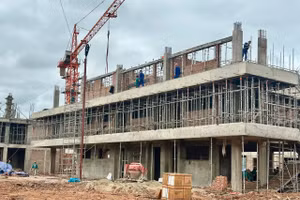 Nhà thầu đang tổ chức "ba ca bốn kíp" để đẩy nhanh tiến độ thi công dự án.