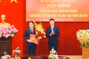 Ông Trần Huy Tuấn - Chủ tịch UBND tỉnh Lào Cai (bên trái ảnh) trao quyết định bổ nhiệm ông Luyện Hữu Chung giữ chức vụ Giám đốc Sở GD&ĐT tỉnh Lào Cai