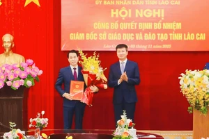 Ông Trần Huy Tuấn - Chủ tịch UBND tỉnh Lào Cai (bên trái ảnh) trao quyết định bổ nhiệm ông Luyện Hữu Chung giữ chức vụ Giám đốc Sở GD&ĐT tỉnh Lào Cai