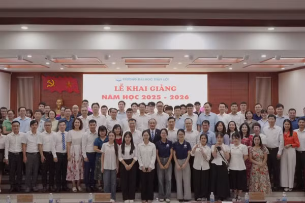 Sinh viên Trường ĐH Thuỷ lợi tại Lễ khai giảng.