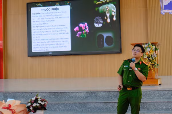 Trường THPT Việt Bắc (Lạng Sơn) mời công an về giáo dục, tuyên truyền.