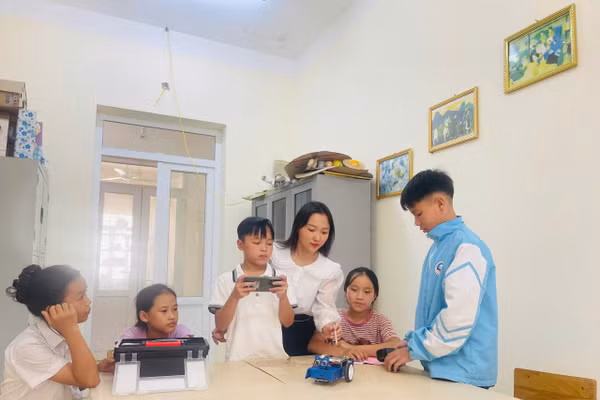 Cô Ngân cùng học trò nghiên cứu robot.