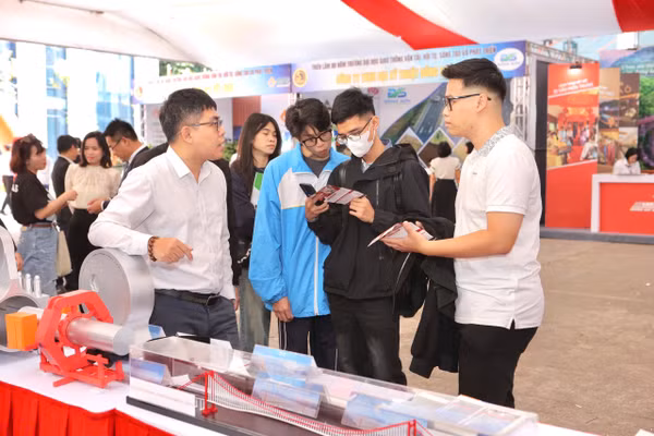Sinh viên được tham quan, trải nghiệm để nghe giới thiệu về các công nghệ của Tập đoàn Xây dựng Minh Đức.