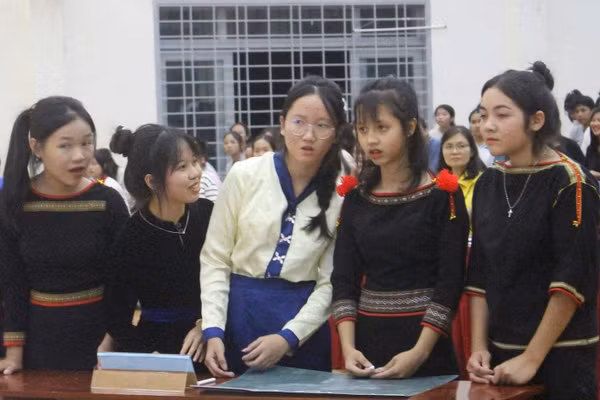 Học sinh Trường Phổ thông DTNT THPT N'Trang Lơng.