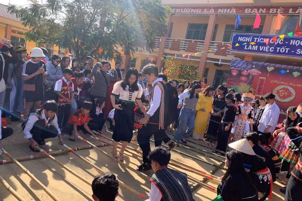 Cô Thanh cùng học trò tham gia hoạt động văn hoá. Ảnh NVCC.