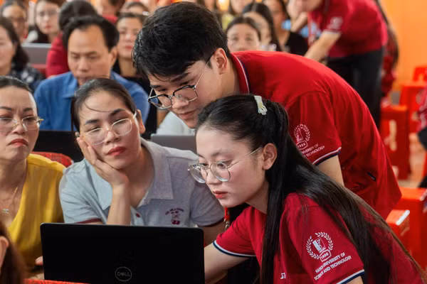 150 giáo viên mầm non, tiểu học và trung học cơ sở trên địa bàn xã Bích Hào, tỉnh Nghệ An tham gia tập huấn.