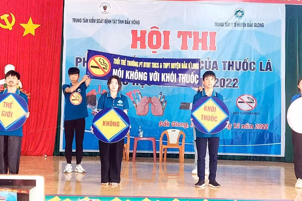 Trường PT DTNT THCS & THPT Đắk Glong (tỉnh Lâm Đồng) tổ chức hội thi tuyên truyền về phòng chống tác hại của thuốc lá.