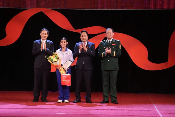Em Nguyễn Thị Ngọc Kim Oanh - học sinh lớp 10D1, Trường THPT Hòa Đa (tỉnh Lâm Đồng) đạt giải Nhất.
