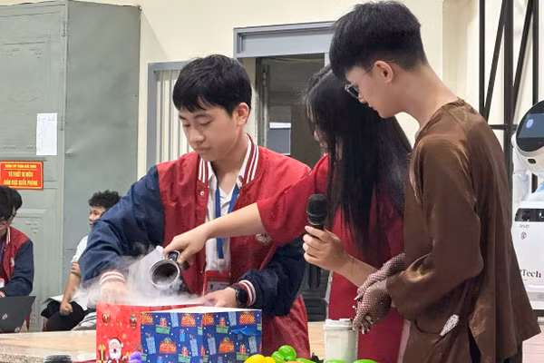 Học sinh Trường THPT Phùng Khắc Khoan tham gia hoạt động giáo dục thắp sáng tư duy chinh phục Stem. Ảnh NC.