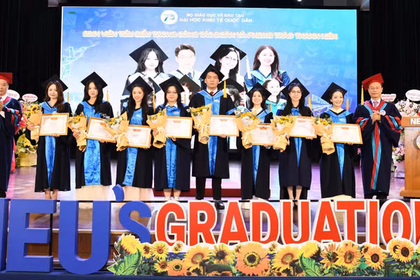 Vinh danh sinh viên tiêu biểu trong công tác Đoàn và phong trào thanh niên.