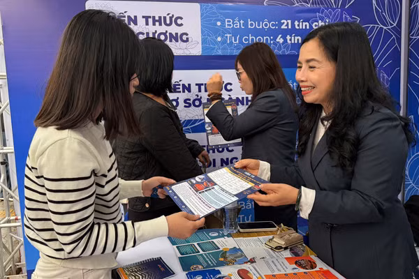 TS. Trần Kim Liễu (bên phải đầu tiên)– Giám đốc Trung tâm Thực hành Pháp luật, Trường ĐH Luật Hà Nội tư vấn. 