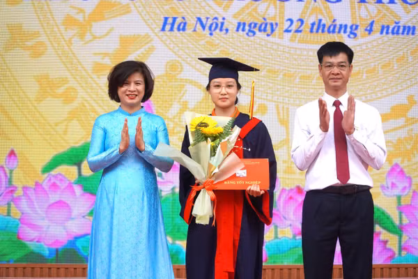 PGS.TS Vũ Thị Tú Anh trao bằng tốt nghiệp cho sinh viên.