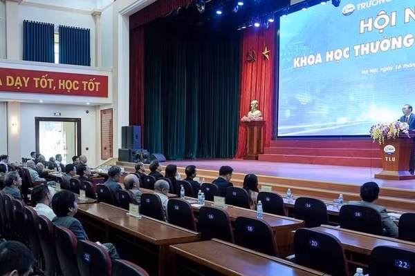 Thứ trưởng Phùng Đức Tiến - Bộ Nông nghiệp và Môi trường phát biểu tại Hội nghị.