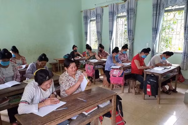 Lớp xoá mù chữ ở xã Chiềng Sinh, tỉnh Điện Biên.
