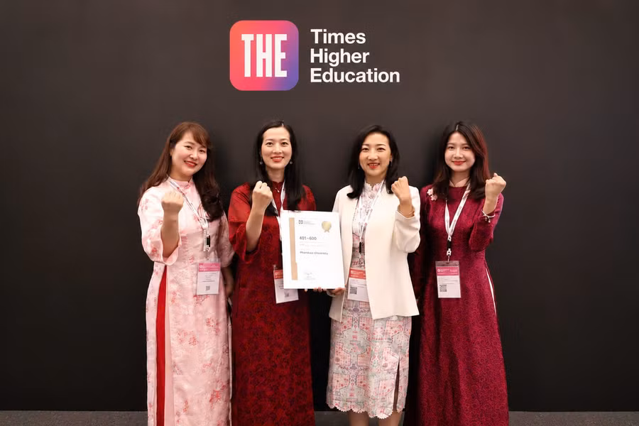 Đại diện Đại học Phenikaa nhận chứng nhận THE Impact Rankings 2026, đánh dấu Nhà trường vươn lên nhóm 401–600 đại học có ảnh hưởng nhất thế giới.
