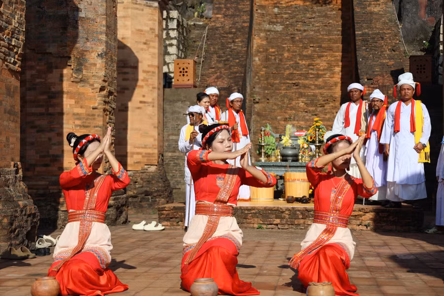 Thiếu nữ Chăm với điệu múa truyền thống.