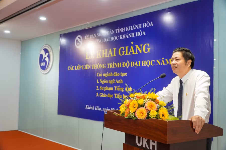 TS Trần Viết Thiện - Phó Hiệu trưởng Trường Đại học Khánh Hòa phát biểu chỉ đạo tại buổi lễ. 