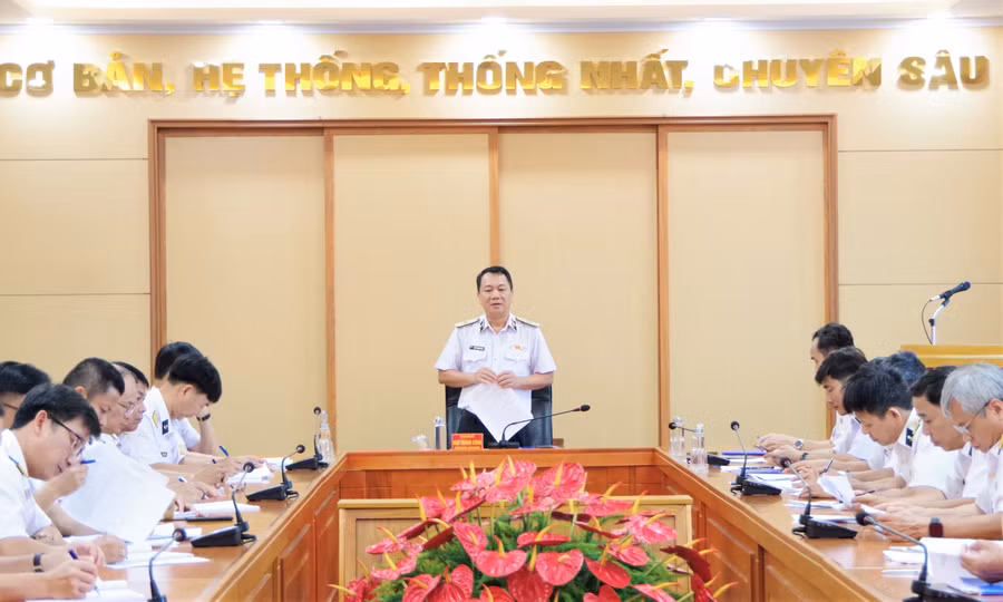Chuẩn Đô đốc Ngô Thành Công phát biểu tại phiên họp. Ảnh : Trần Khánh