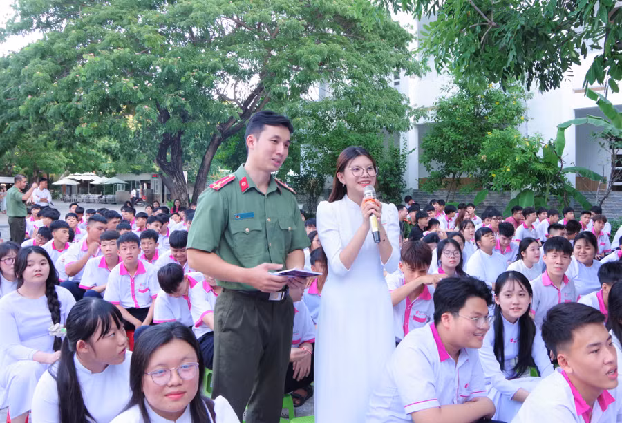 Học sinh trả lời các câu hỏi tình huống khi sử dụng mạng xã hội.