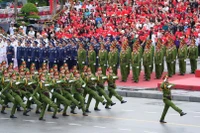 Chương trình diễu hành quần chúng diễn ra tại Quảng trường Nhà hát thành phố Hải Phòng sáng 11/5.