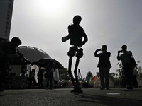 chum-anh-robot-hinh-nguoi-tham-gia-chay-ban-marathon-dau-tien-tren-the-gioi-4.jpg