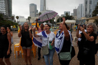 chum-anh-nguoi-dan-israel-va-gaza-an-mung-sau-lenh-ngung-ban-010.jpg