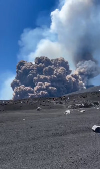 chum-anh-nui-lua-etna-phun-trao-0605-02.jpg