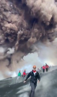 chum-anh-nui-lua-etna-phun-trao-0605-01.jpg