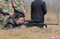 chum-anh-ong-kim-jong-un-thi-sat-can-cu-huan-luyen-kpa-019.jpg