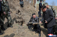 chum-anh-ong-kim-jong-un-thi-sat-can-cu-huan-luyen-kpa-011.jpg