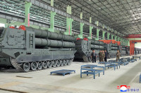 chum-anh-ong-kim-jong-un-tham-nha-may-xe-tang-05.jpg