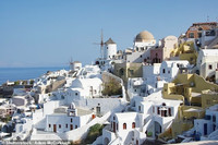 du-khach-hoang-loan-chung-kien-lang-santorini-rung-chuyen-vi-sat-lo-khong-lo-4.jpg