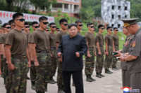 chum-anh-ong-kim-jong-un-tham-luc-luong-dac-nhiem-02.jpg