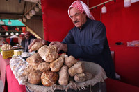 chum-anh-nam-cuc-sa-mac-bieu-tuong-dat-gia-cua-di-san-am-thuc-kuwait.jpg