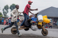 dong-nguoi-chay-tron-khoi-cuoc-tan-cong-cua-quan-noi-day-congo-09.jpg