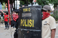 chum-anh-nguoi-bieu-tinh-dung-do-voi-canh-sat-indonesia-07.jpg