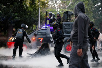 chum-anh-nguoi-bieu-tinh-dung-do-voi-canh-sat-indonesia-04.jpg