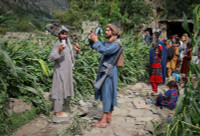 chum-anh-chay-dua-cuu-ho-nan-nhan-dong-dat-o-afghanistan-010.jpg