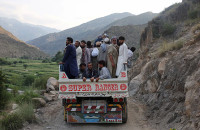 chum-anh-chay-dua-cuu-ho-nan-nhan-dong-dat-o-afghanistan-017.jpg