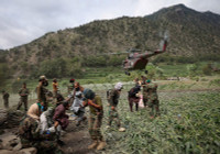 chum-anh-chay-dua-cuu-ho-nan-nhan-dong-dat-o-afghanistan-06.jpg