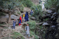 chum-anh-chay-dua-cuu-ho-nan-nhan-dong-dat-o-afghanistan-020.jpg